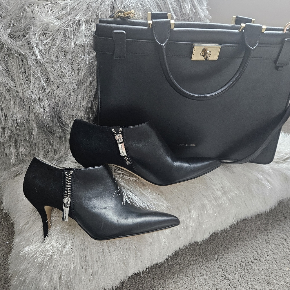 Beautiful barely worn leather Micheal Kors shoulder bag